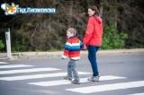 Мамы с детьми проезжают этот участок по проезжей части Мамы с детьми проезжают этот участок по проезжей части