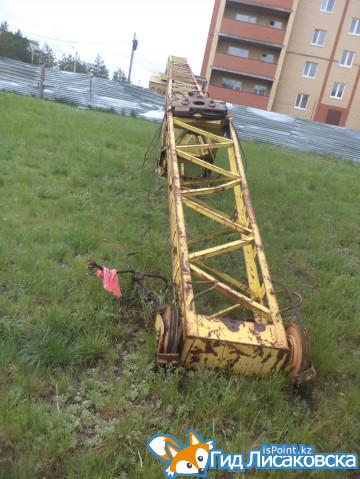 В Лисаковске упала стрела подъёмного крана