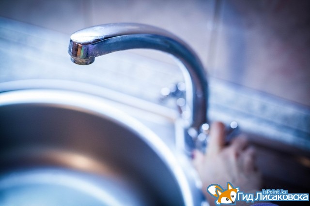В микрорайоне Лисаковска отключат холодную воду