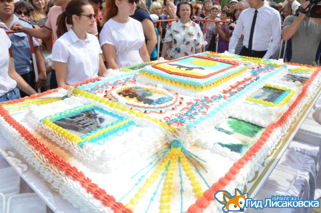 В Лисаковске жителей угостили 200-килограммовым тортом