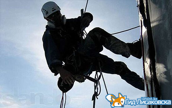 Житель Лисаковска сорвался с высоты во время покраски дома