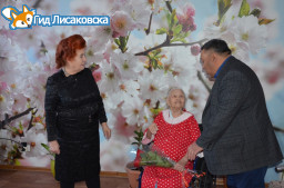 В Лисаковске поздравили с Международным женским днем единственную женщину-ветерана В Лисаковске поздравили с Международным женским днем единственную женщину-ветерана