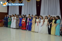 В СШ №4 прошел бал старшеклассников В СШ №4 прошел бал старшеклассников