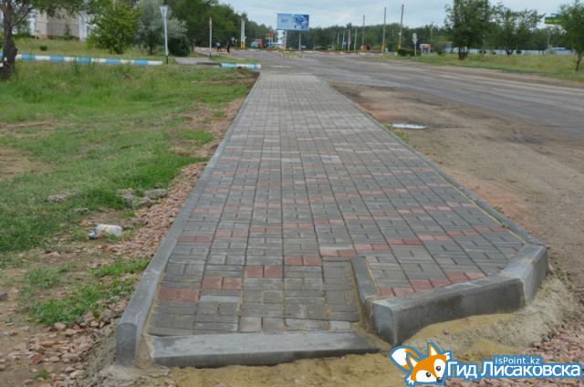 В Лисаковске продолжается укладка тротуара